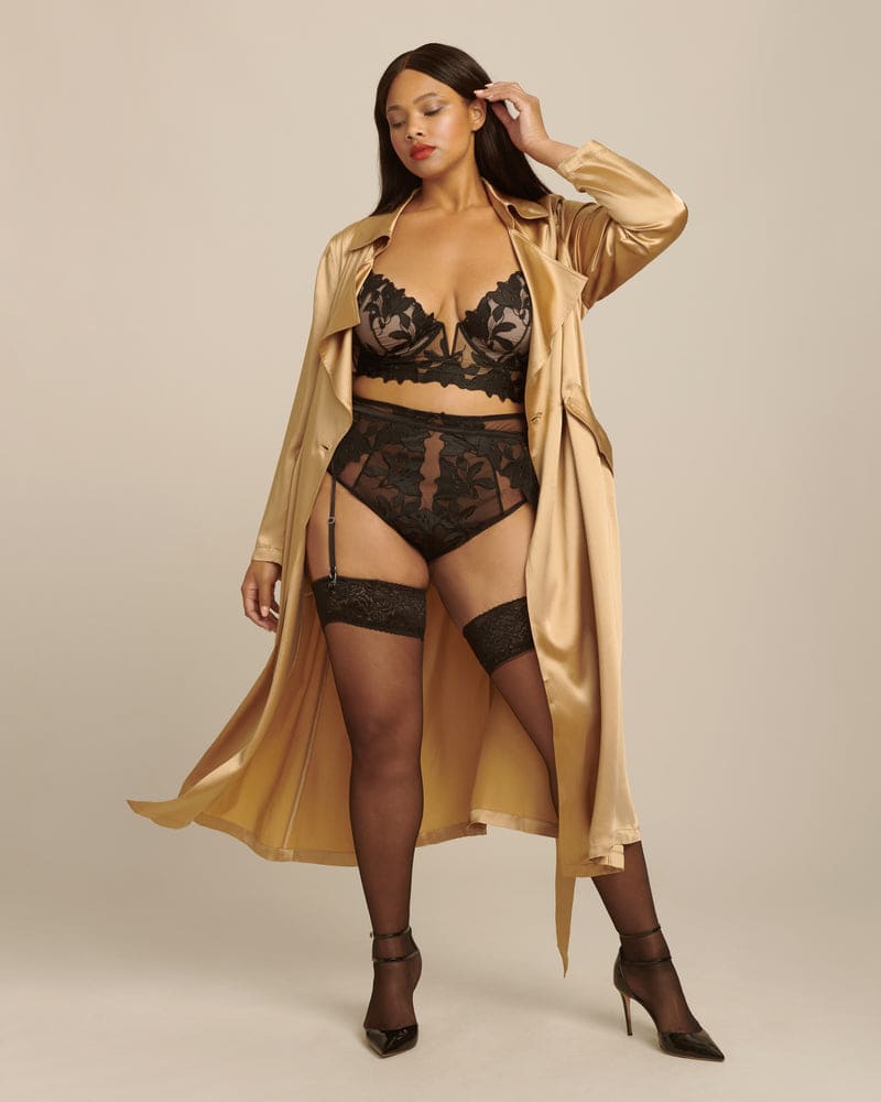 Front of a model wearing a size 0X Lily Lace Garter Belt in Black by Fleur du Mal. | dia_product_style_image_id:228900